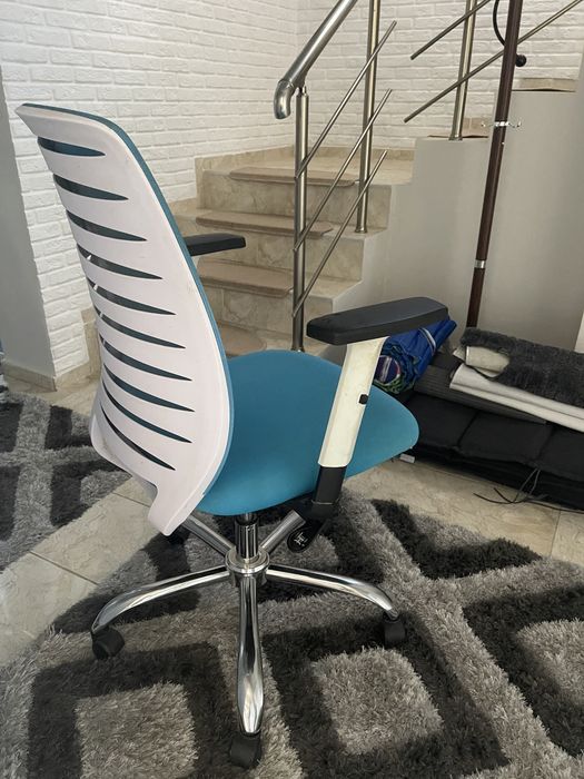 Ефектен и удобен въртящ се офис стол