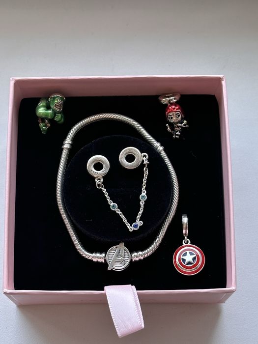 Продам браслет с шармиками от Pandora