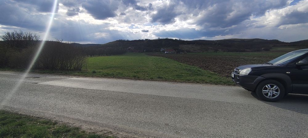 Teren extravilan situat intre case,intrare sat Maceu