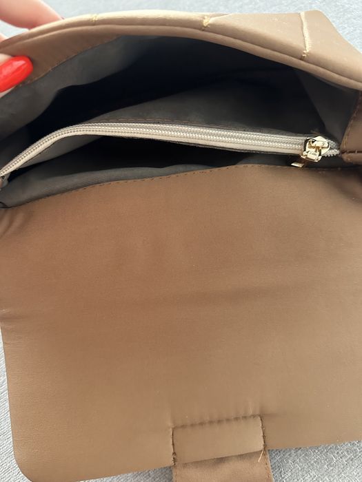 Кафява чантичка с лъскав финиш