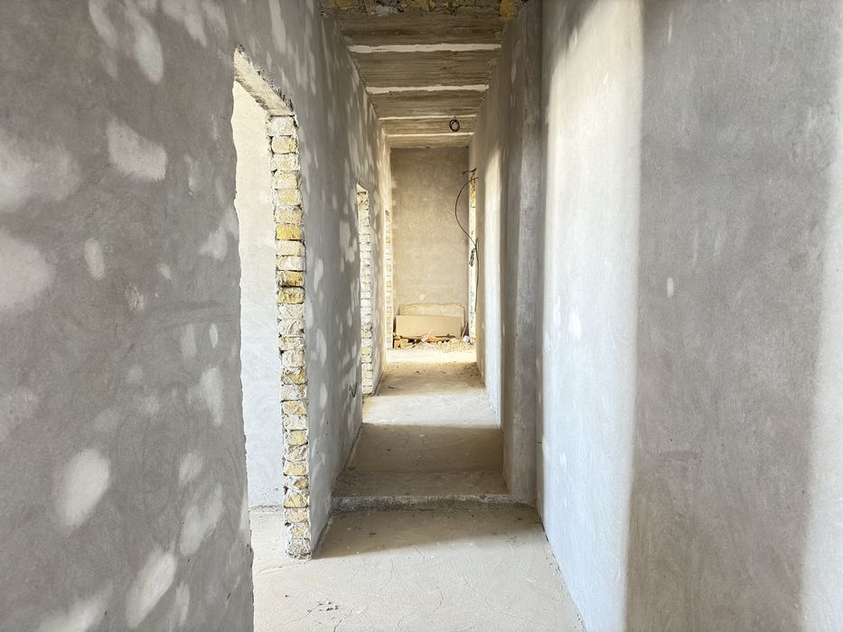 Йўл бўйича 3 хонали квартира сотилади