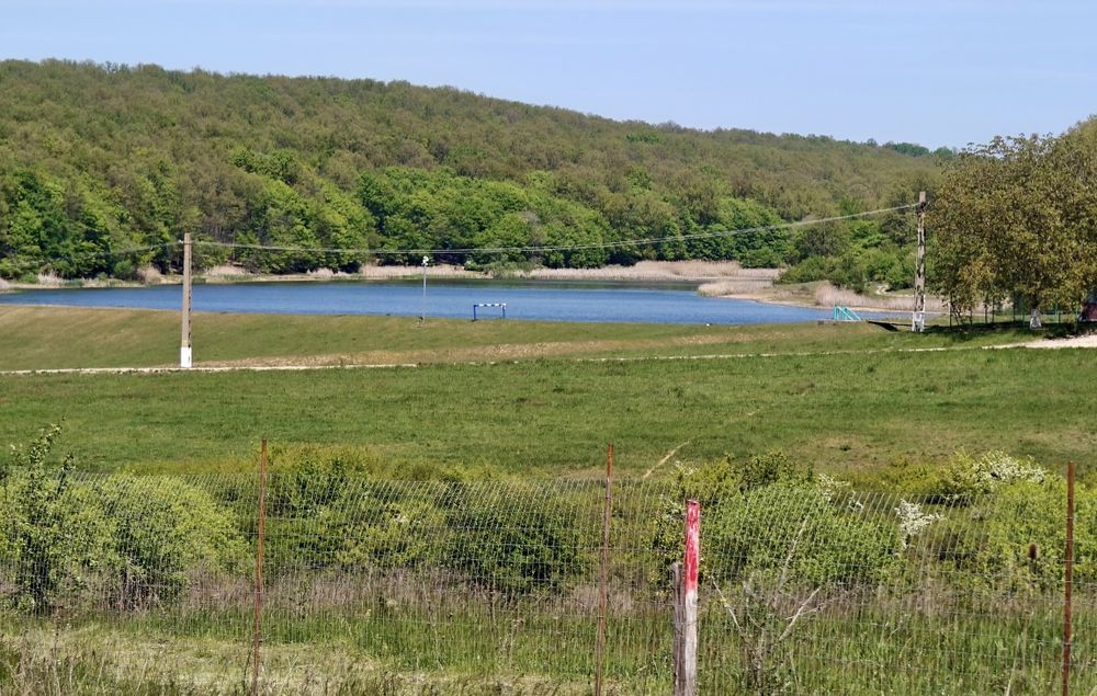 Teren Sauaieu cu vedere la lac