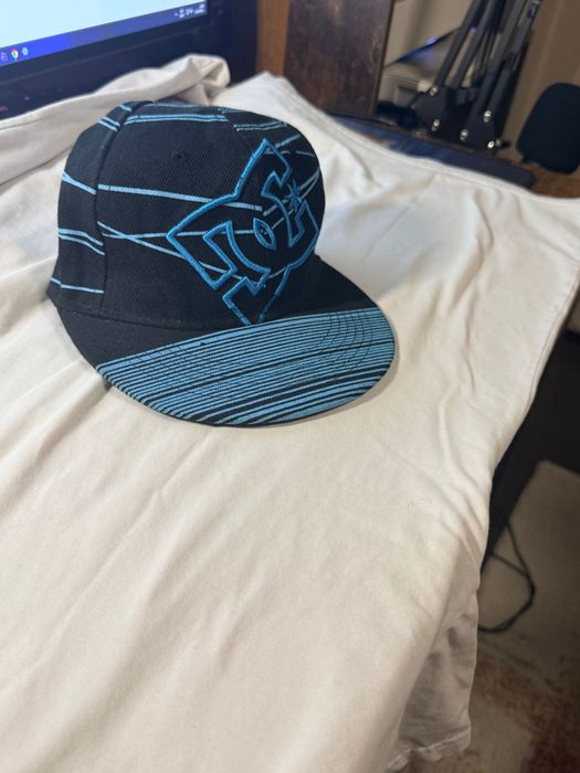 Dc Черна шапка с светлосини символи