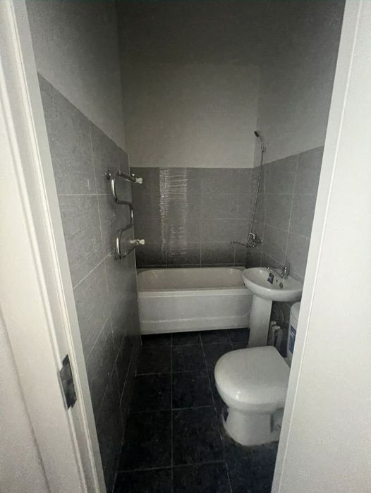 Новостройка 3 хонали уй сотилади 1 хоналикка хам алмашаман.