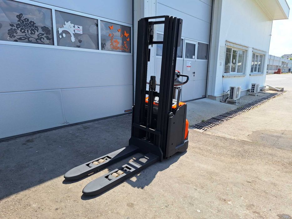 Електрически стакер Toyota SWE120L - 4150 mm