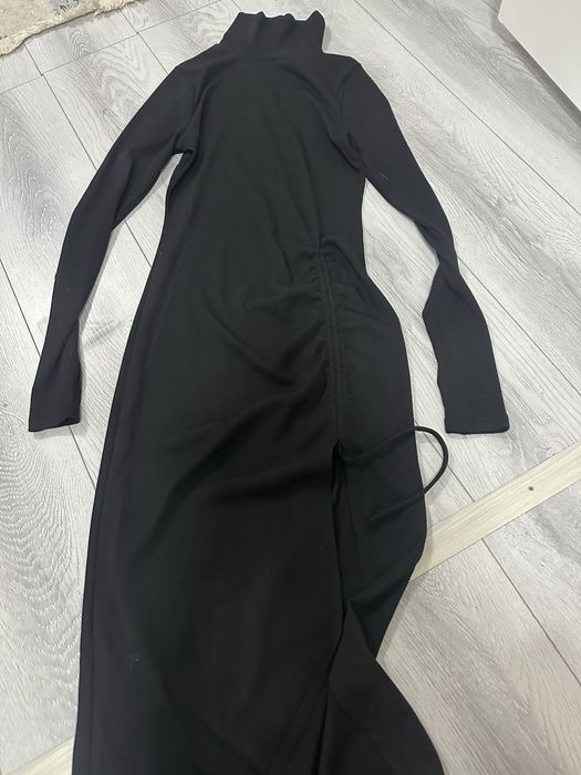 Платье черное длинное с глубоким вырезом