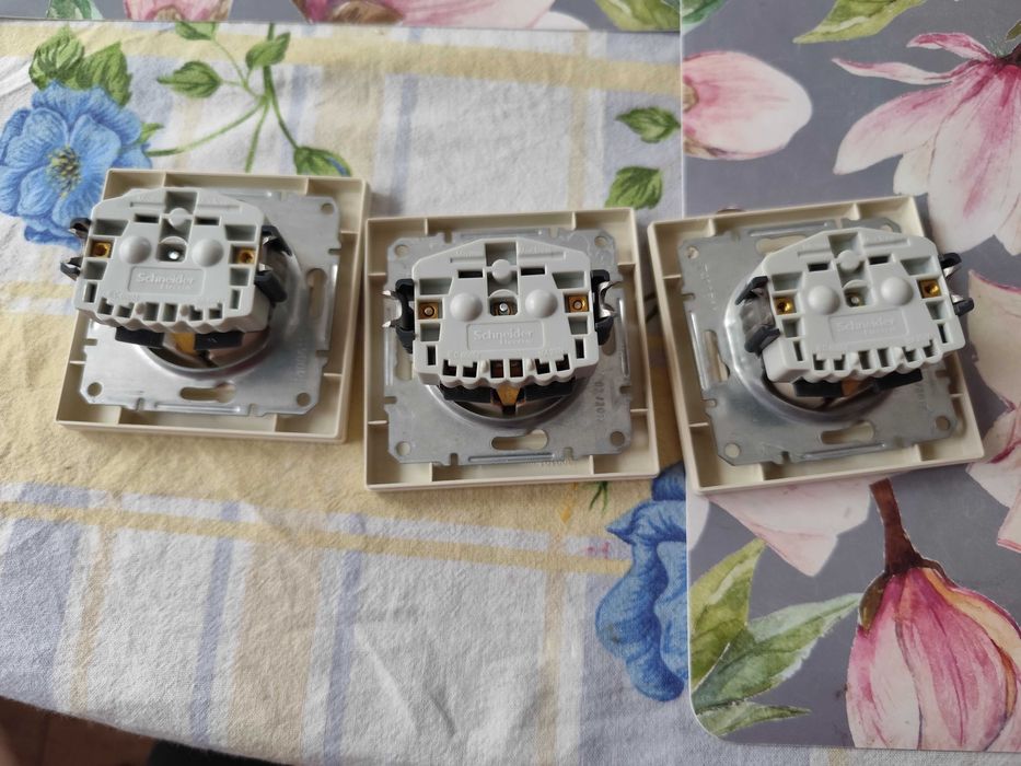 Единични контакти Шнайдер