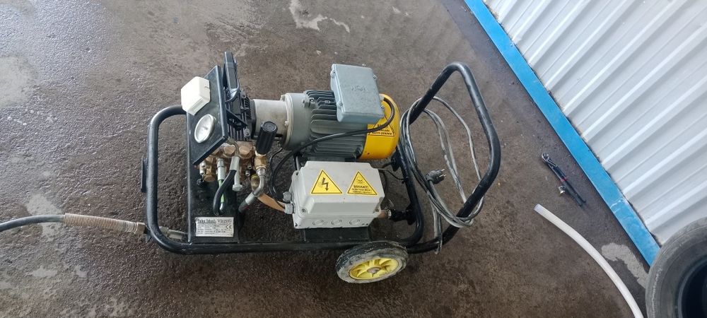 Karcher aparat sotiladi ishlashi yaxshi holati yaxshi