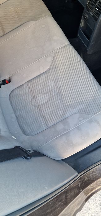 Curat și igienizez tapițerii auto