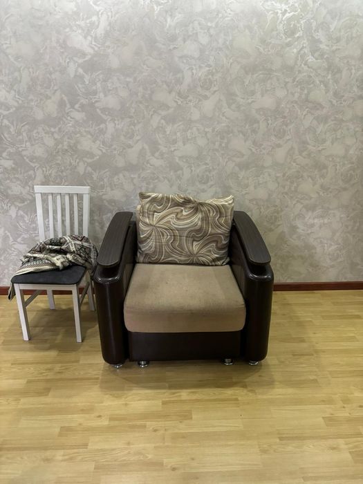 Диван с одним  креслом