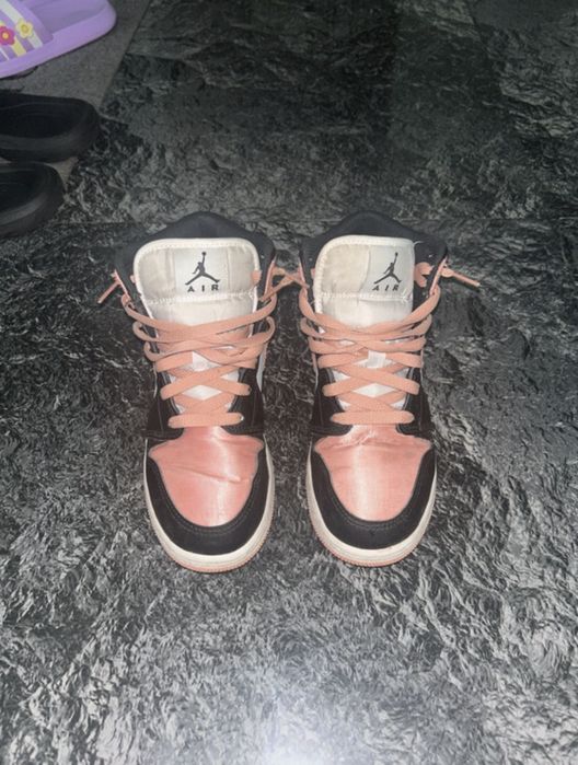 Air Jordan 1  Mid Madder Root