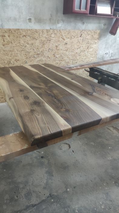 Маса от масив орех с метални крака