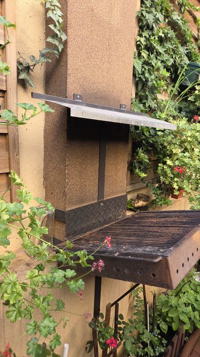 Grătar suspendat ideal pentru economisirea spațiului.