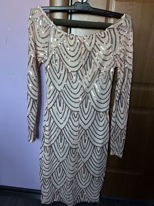 Елегантна рокля с пайети