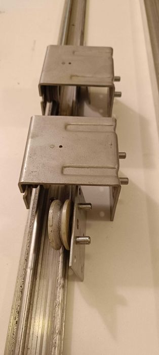 Механизъм за плъзгащи врати на гардероб