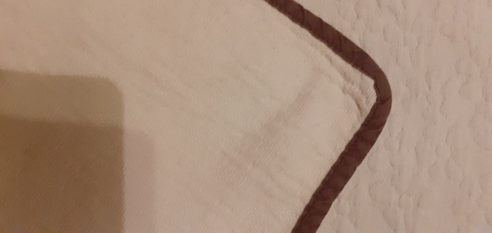 Vand 2 cuverturi elegante si salteluța (topper) de o persoana