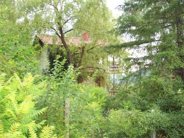 Двуетажна вила с голям двор в Тетевенския Балкан – с. Гложене