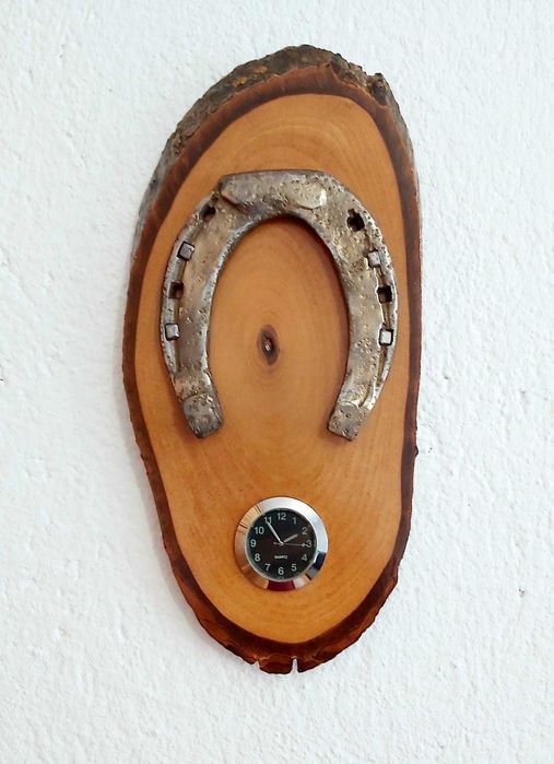 Подкова с часовник на дърво - ръчна изработка