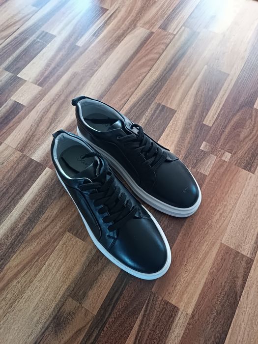 Кроссовки новые турецкие.