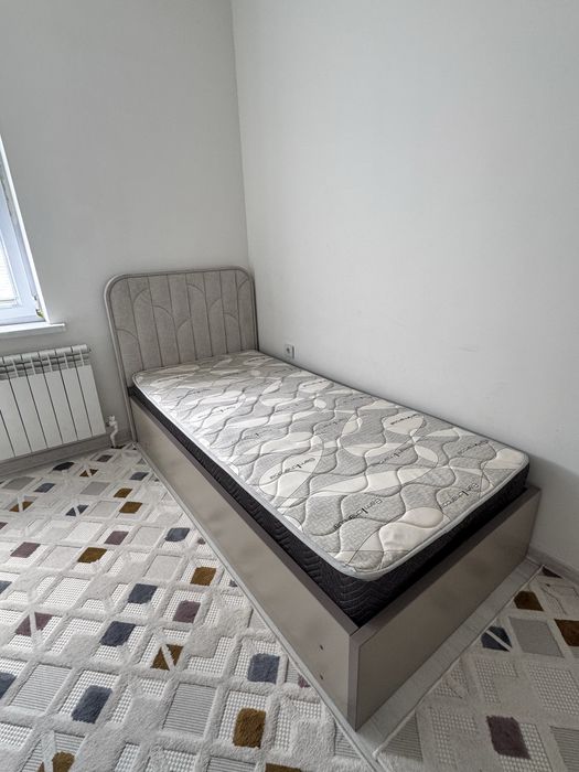 Продам мебель (кровать, комод, тумбочка)