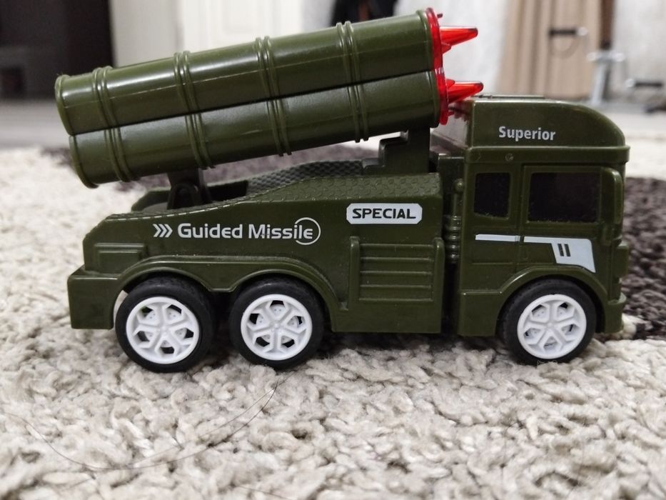 2 игрушечных боевых танка