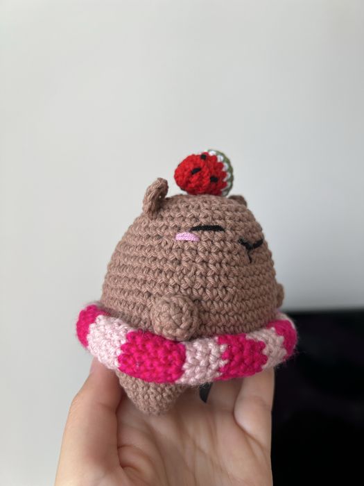 Capybara pregatita de petrecere la piscina, crosetat manual amigurumi - cadou handmade