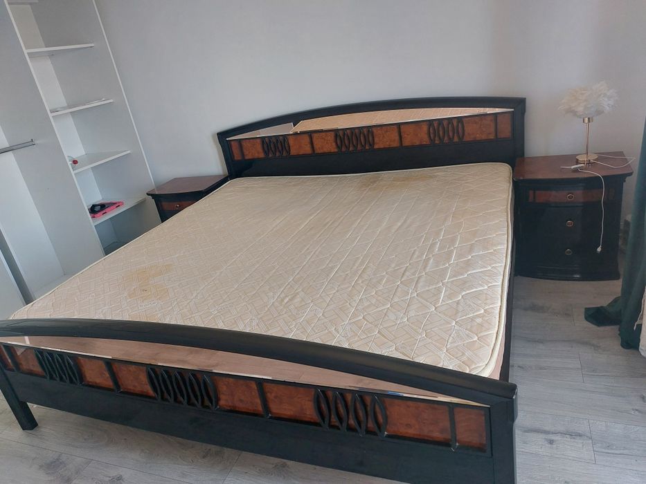 Pat matrimonial lemn masiv lacuit 200x200