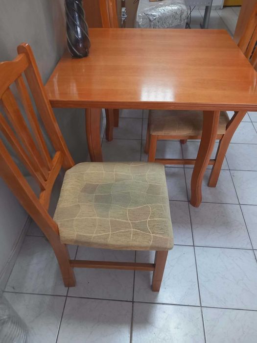 Маса за продажба с четири стола