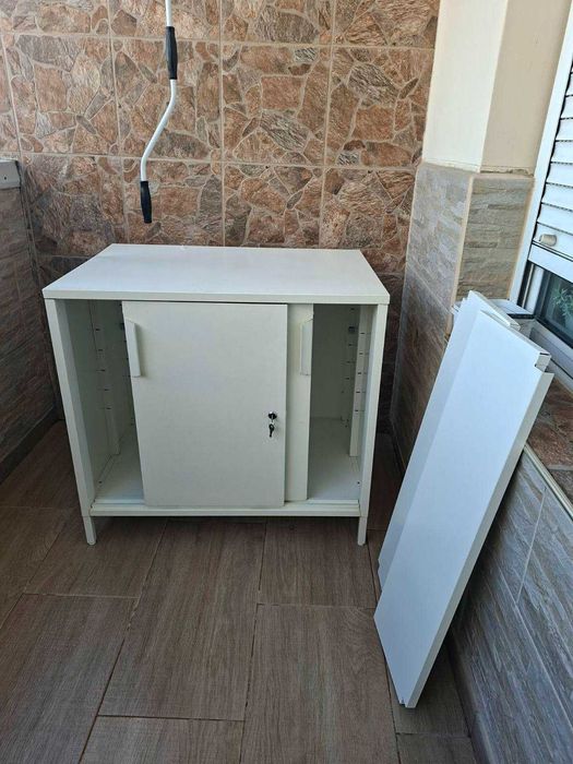 Метален шкаф с два рафта
