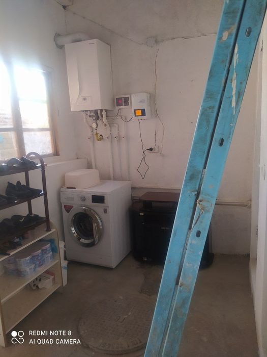 Uy sotiladi fayzli hovli srochna 5 xona oshxona 2ta tuvalet 2 ta homom