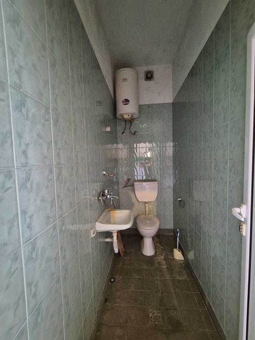 Къща с търговско помещение и производствено в гр. Левски !