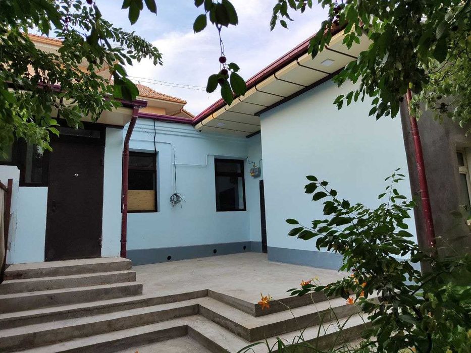 Продаётся 2 дома с ремонтом в общем дворе 4 кладовых + 2 навеса Дархан