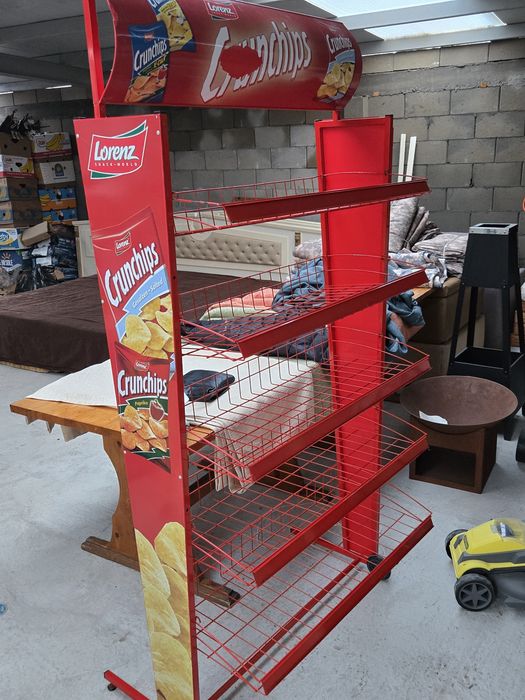 Метален стелаж с колелца