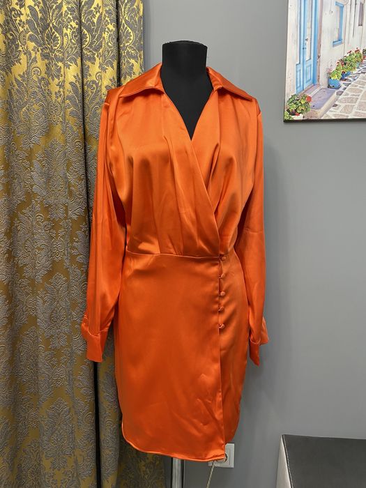 Оранжева сатенена рокля