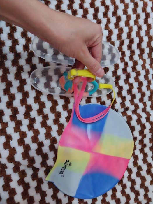 Продам шапочку и очки для плавания.