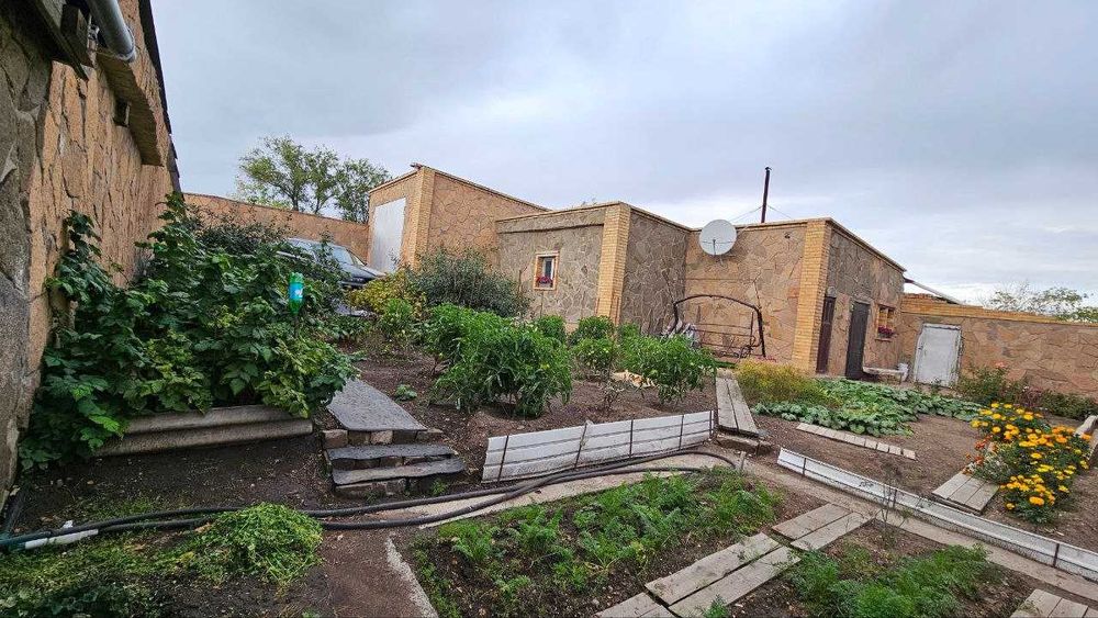 Продам большой кирпичный дом