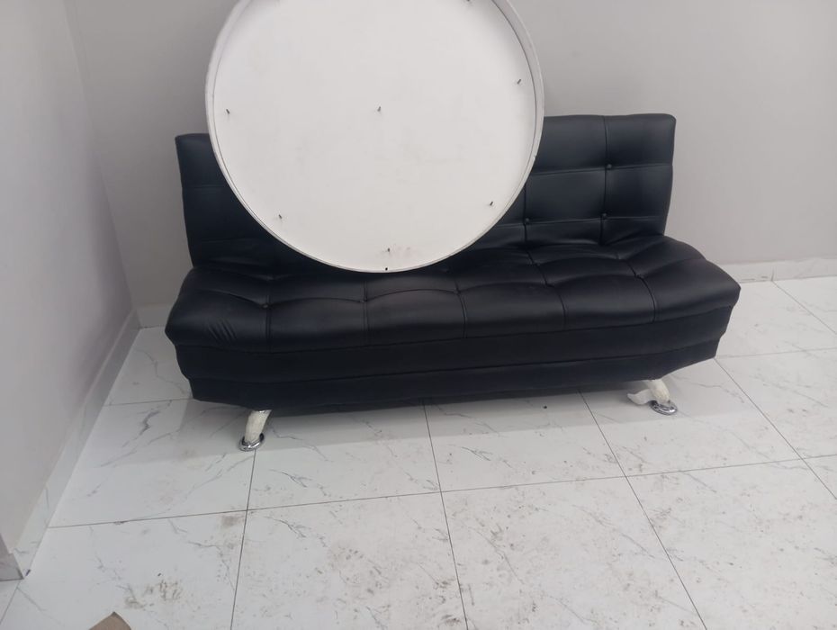 Офисные столы и стулья, диван