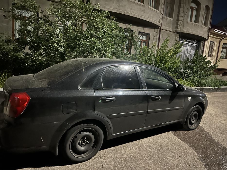 Lacetti 1.8 sotiladi