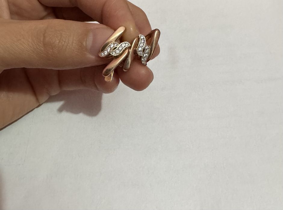 Продаю золотые серьги и кольцо