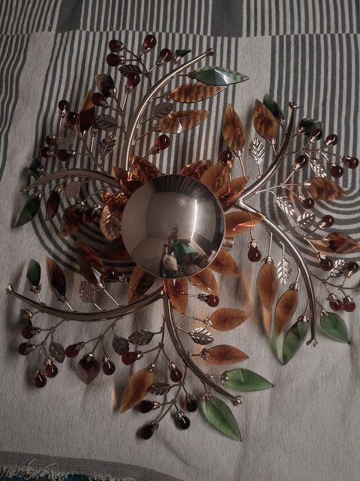 Продам две люстры, два бра настенные.