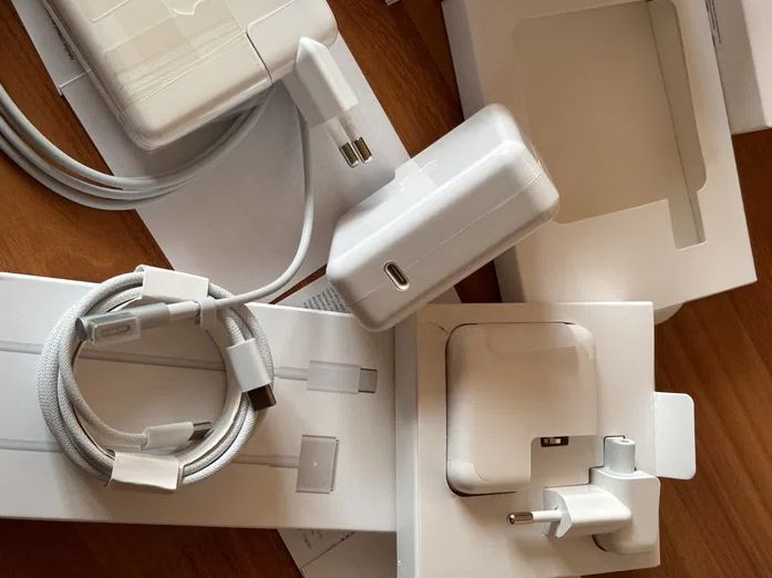 от ( Apple ) зарядка для MacBook - блок питания . .