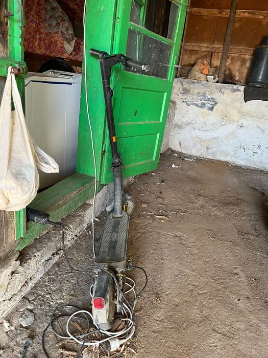 VÂND / SCHIMB] Trotinetă Electrică Ninebot Max G2 – Preț: 550 Lei (Negociabil)
