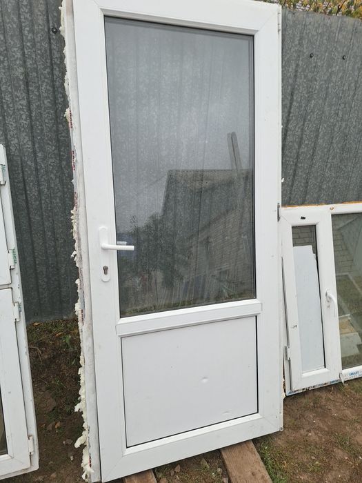 Продам пластиковую дверь