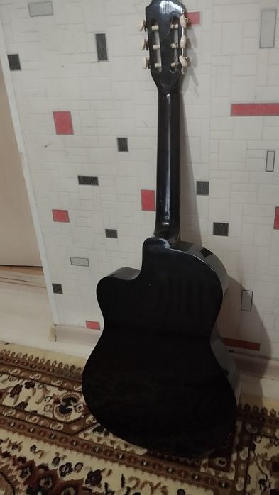 Продам акустическую гитару