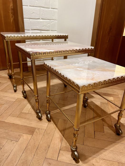 Антикварен комплект 3 ониксови масички с месинг „nesting tables“ !