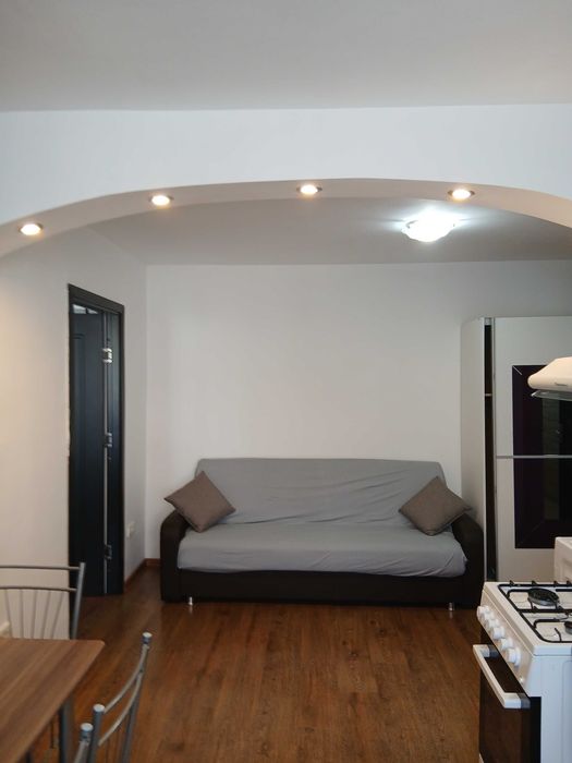 Persoană fizică închiriez apartament cu două camere