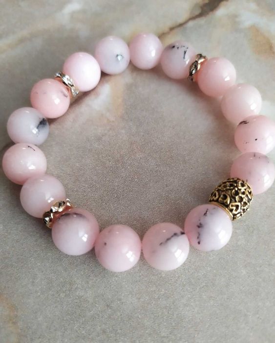 Гривни от естествени камъни