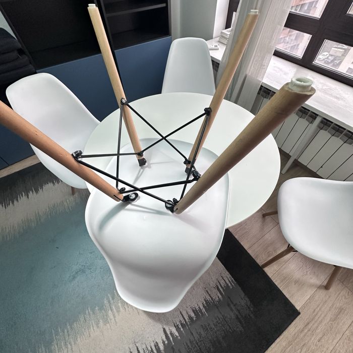Masă rotundă albă Ø80 cm cu 4 scaune – stil scandinav