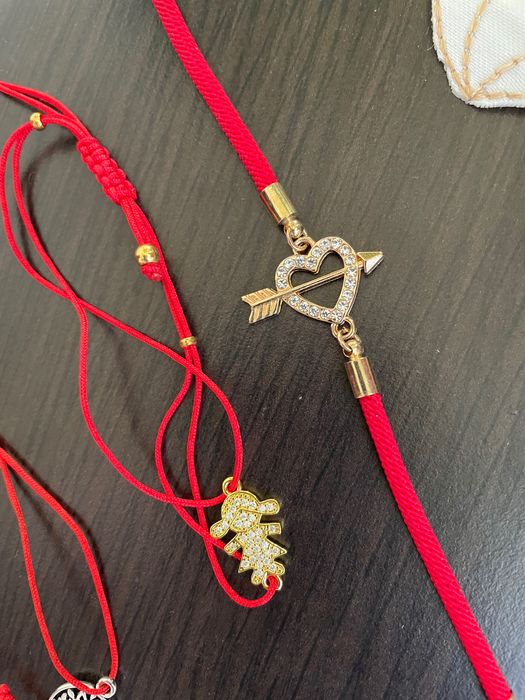 Trei brățări rosii cu auriu și model/ pandantiv inimioara, copil, pom