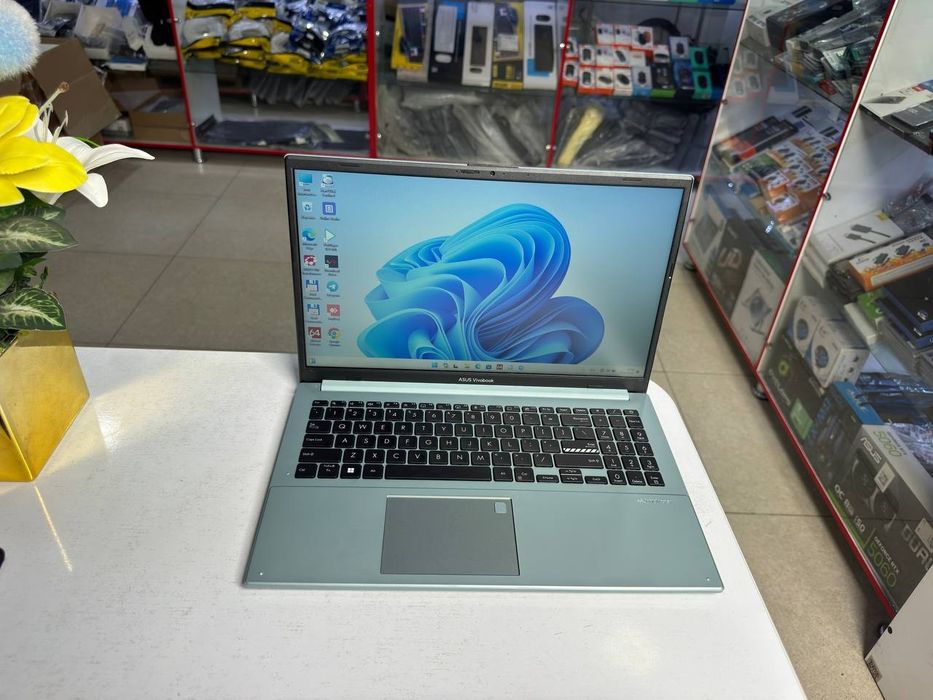 Asus core i3-N305 DDR5 8/256 SSD ideal holatda